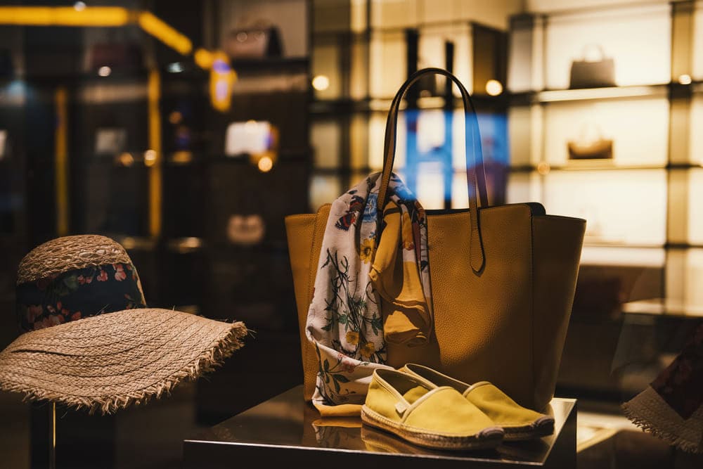 กระเป๋า Goyard รุ่นพิเศษวางอยู่ในตู้กระจก
