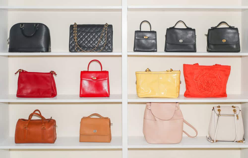 กระเป๋าในร้านขายแบรนด์เนมมือสอง ผ่านการเช็ก Serial Number Chanel แล้ว