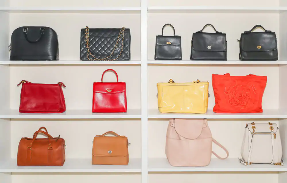 กระเป๋าในร้านขายแบรนด์เนมมือสอง ผ่านการเช็ก Serial Number Chanel แล้ว