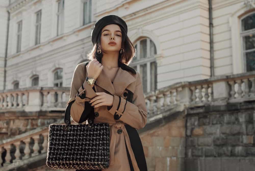 ผู้หญิงลุคหรูถือกระเป๋า Goyard รุ่นฮิตในต่างประเทศ