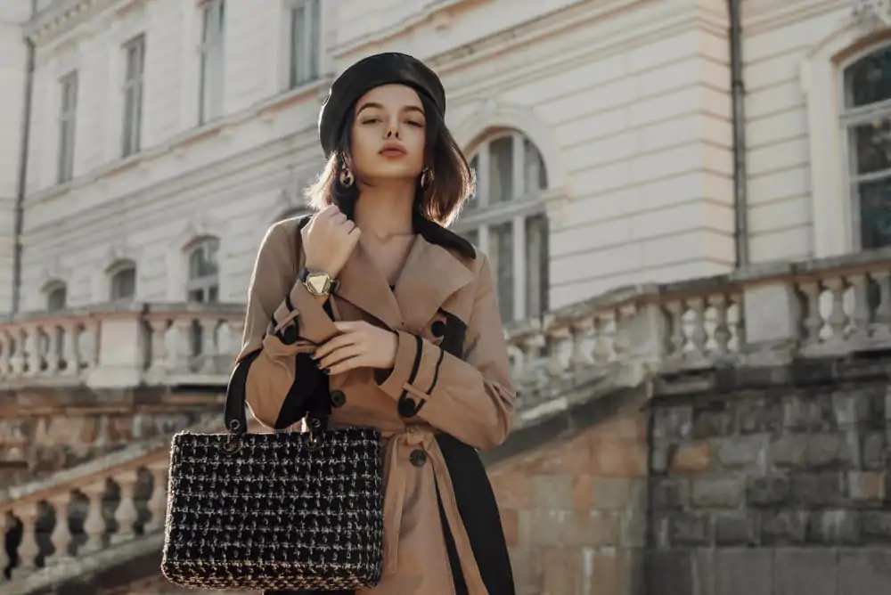 ผู้หญิงลุคหรูถือกระเป๋า Goyard รุ่นฮิตในต่างประเทศ