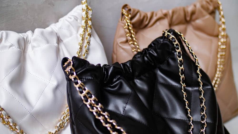 วิธีเช็กกระเป๋า Chanel แท้ ลายต้องจัดเรียงกันอย่างสม่ำเสมอ