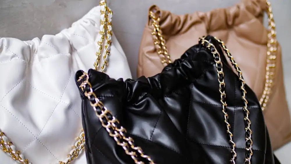วิธีเช็กกระเป๋า Chanel แท้ ลายต้องจัดเรียงกันอย่างสม่ำเสมอ