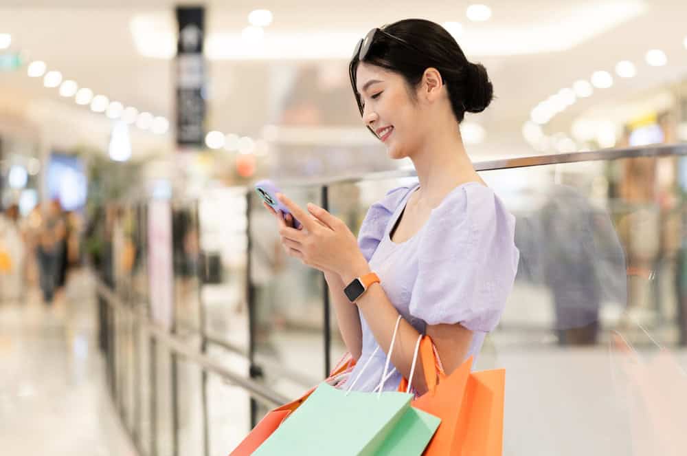 หนึ่งในพฤติกรรมผู้บริโภค Gen Z คือ การซื้อสินค้าฟุ่มเฟือยเพื่อเป็นรางวัลแก่ตนเอง