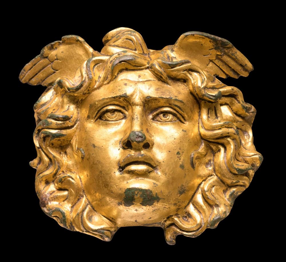 แรงบันดาลใจหัวเมดูซาสีทอง สู่ไอคอนแบรนด์ Versace