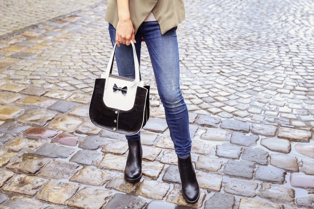 ความชื้นจากฝนทำให้เกิดกลิ่นอับกระเป๋าหนังได้