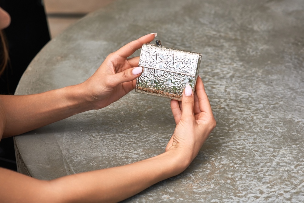 ใช้กระเป๋าสีอะไรดี 2026 แนะนำสีเสริมดวงตามวันเกิด