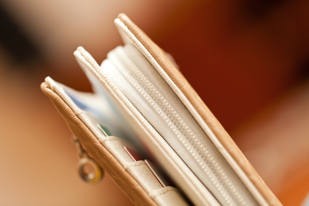 ใช้กระเป๋าสีอะไรดี 2026 แนะนำแบรนด์เนมน่าซื้อ มีทุกสี