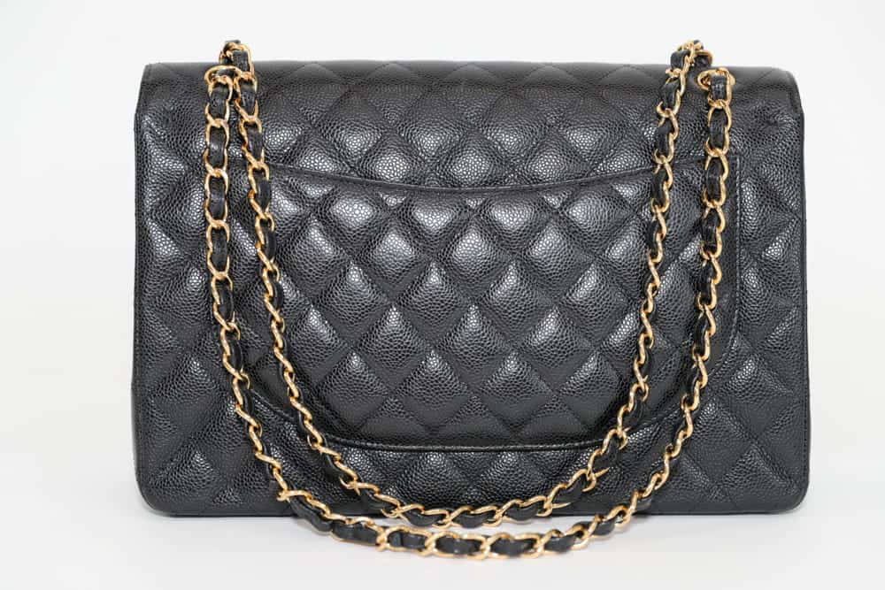 การลงทุนที่ดีคือเลือกกระเป๋า Chanel Classic ไซซ์ที่เหมาะกับตัวเอง